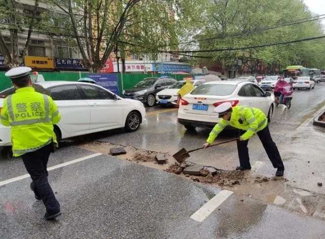 汉中交警化身救援队风雨中迅速铺路除隐患