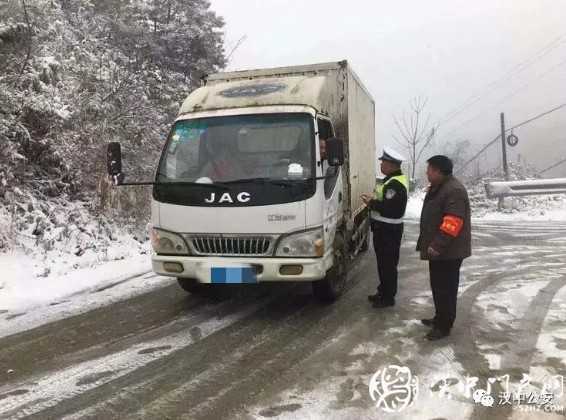 以雪为令！汉中公安交警迎风战雪“冻”真格！