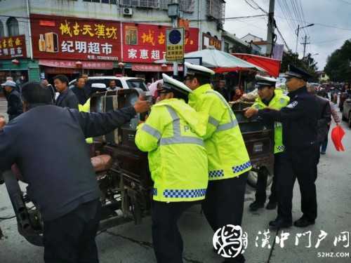 卖桔途中车坏了，一车桔子被撂马路中央，民警赶忙帮转移