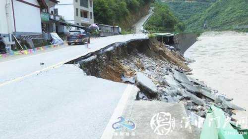 略阳多条道路塌方中断，交通部门紧急抢修保畅通！