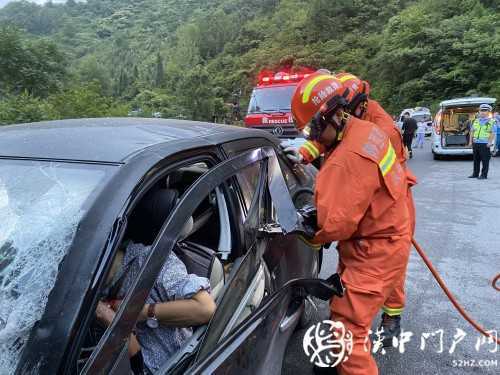 小轿车和大挂车迎面相撞，司机被困驾驶室，消防急救援