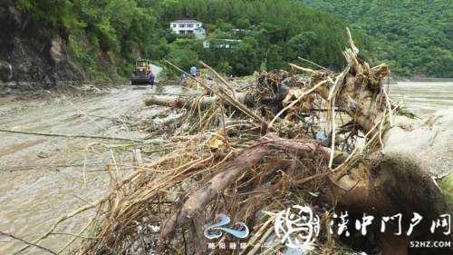 略阳多条道路塌方中断，交通部门紧急抢修保畅通！