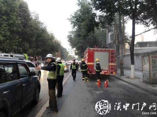 巡逻路上遇起火，汉中交警全力协助消防人员扑灭火情