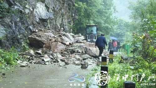 强降雨导致略阳县部分乡镇山体塌方道路受损！