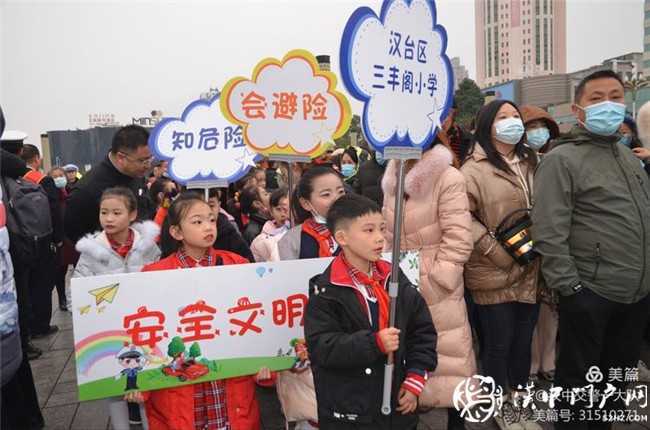 汉中交警一大队热热闹闹唱响交通安全宣传日