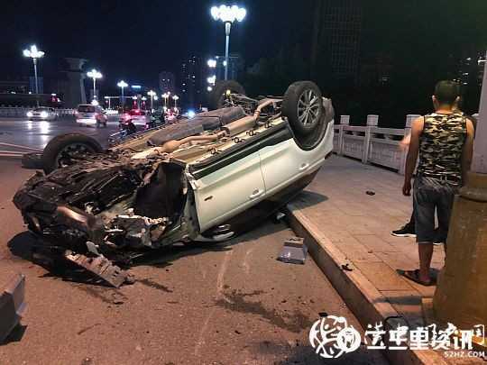 二号桥上一轿车出事故仰翻，无人员伤亡