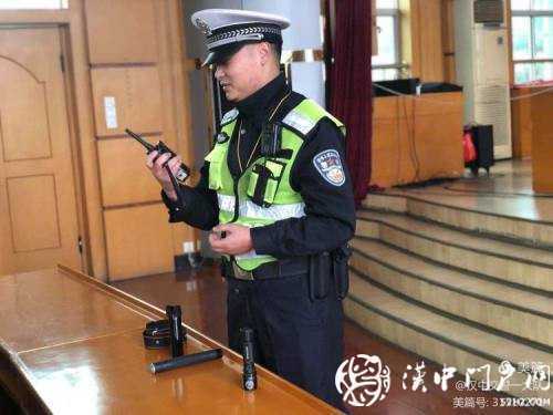 今天，交警为外卖小哥点了份“交通安全餐”