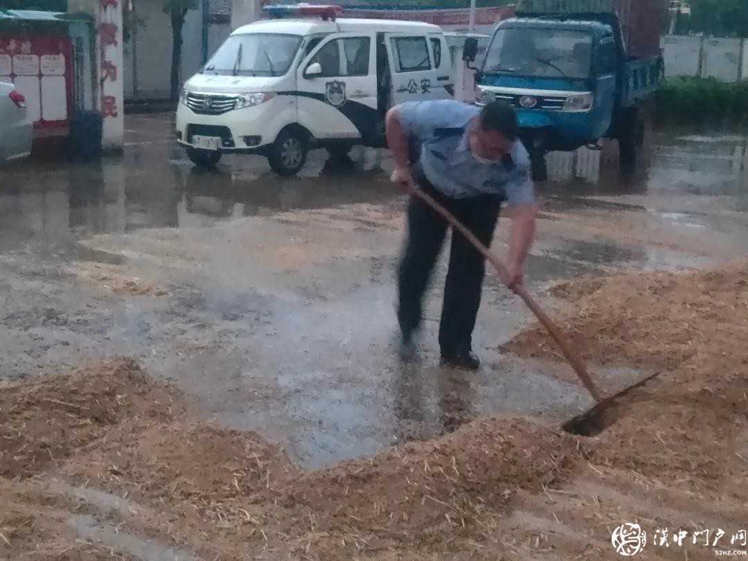 汉台民警雨中大战“颗粒归仓”