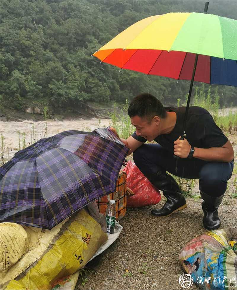 流浪老人被困暴雨中，镇村干部施救解危难 ——碑坝镇“五个大走访、办好民生事”党史学习教育实践活动纪实