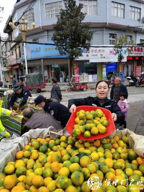 卖桔途中车坏了，一车桔子被撂马路中央，民警赶忙帮转移