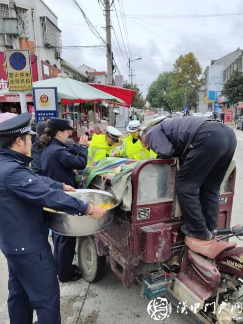 卖桔途中车坏了，一车桔子被撂马路中央，民警赶忙帮转移