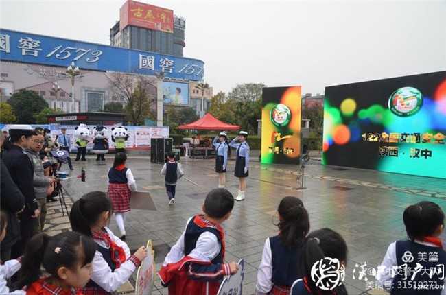 汉中交警一大队热热闹闹唱响交通安全宣传日