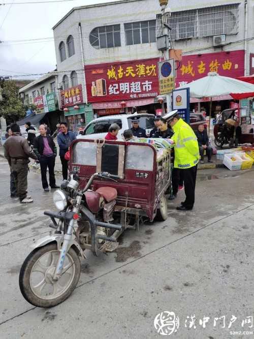 卖桔途中车坏了，一车桔子被撂马路中央，民警赶忙帮转移