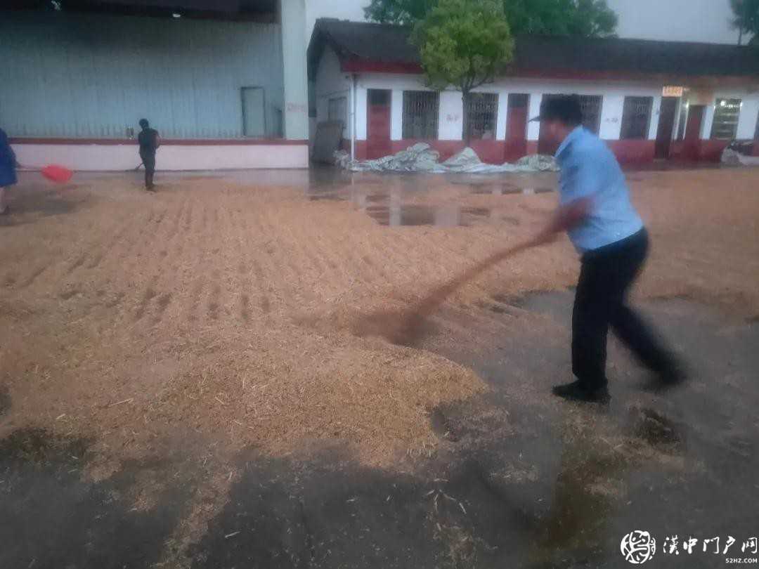 汉台民警雨中大战“颗粒归仓”