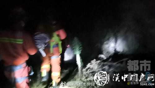 汉中男子进山采药不慎摔伤被困，消防连夜营救9小时