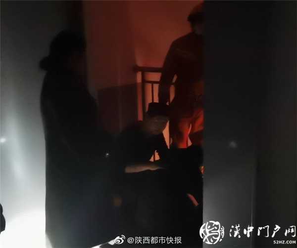 汉中一男子欲跳楼轻生，消防员一把拽住其胳膊将其救下