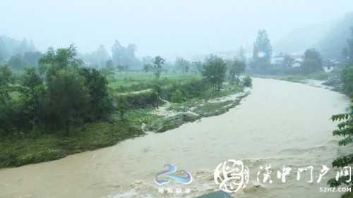 强降雨导致略阳县部分乡镇山体塌方道路受损！