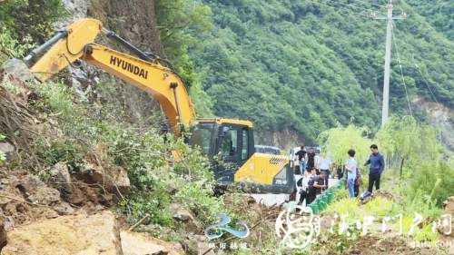 略阳多条道路塌方中断，交通部门紧急抢修保畅通！