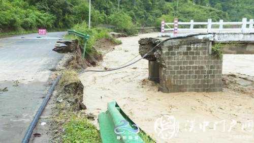 略阳多条道路塌方中断，交通部门紧急抢修保畅通！