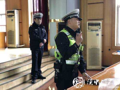 今天，交警为外卖小哥点了份“交通安全餐”