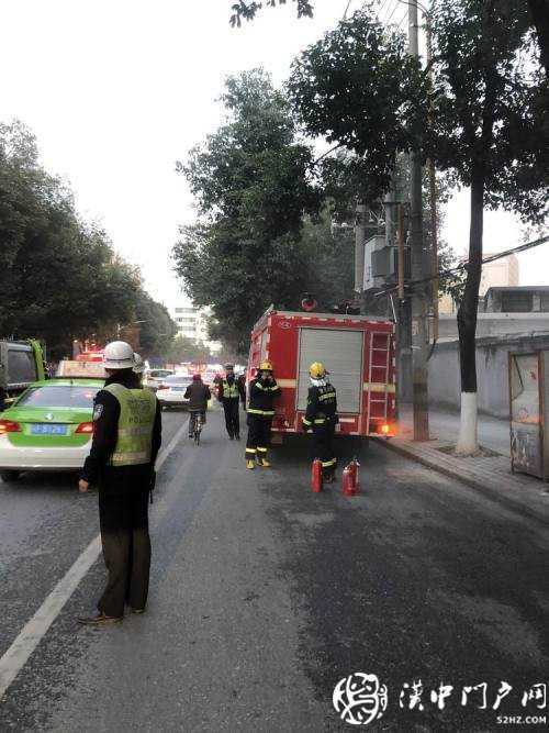 巡逻路上遇起火，汉中交警全力协助消防人员扑灭火情