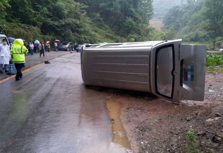 汉中宁强一面包车路滑失控，致路边农户当场死亡！