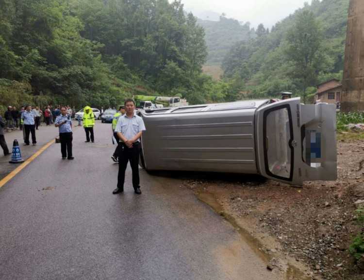 汉中宁强一面包车路滑失控，致路边农户当场死亡！