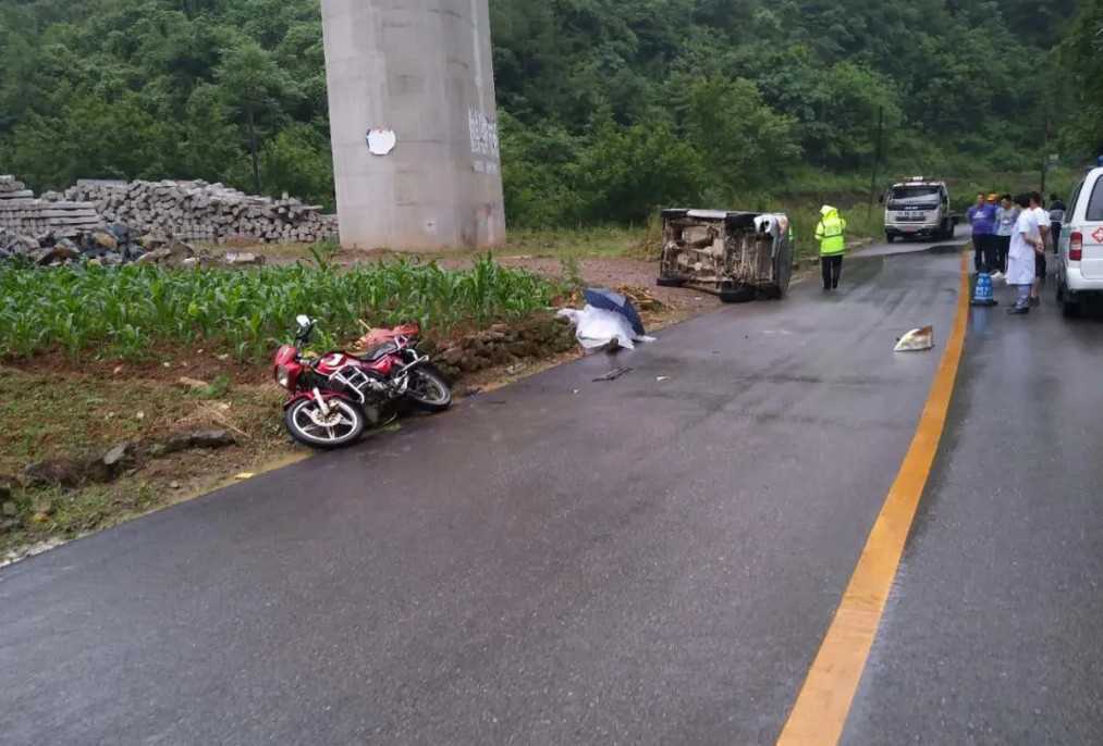 汉中宁强一面包车路滑失控，致路边农户当场死亡！