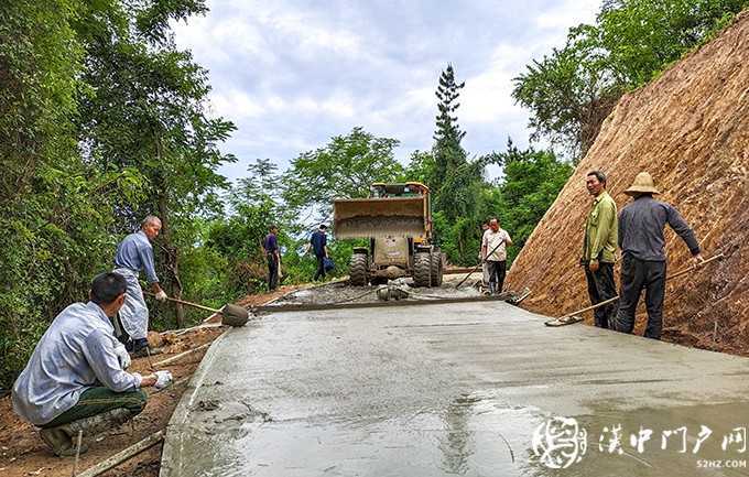 脱贫攻坚以来，勉县把改善交通作为助推脱贫的有效措施，累计新建、改建村组道路、产业路1065公里，打通了农村公路的“毛细血管”，把脱贫致富路修到了群众家门口。图为建设中周家山镇留旗营社区通组道路。.jpg