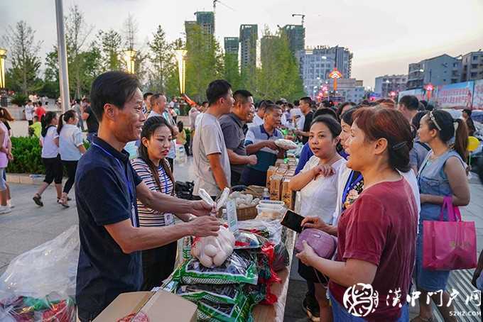 勉县坚持“政府引导撬动、市场主导推动、社会参与共赢”原则，抢抓机遇，推动扶贫产品和服务融入大市场。目前，通过中铁快运网上商城、12306等平台累计销售农产品3100万元，全县帮扶干部累计购买、助销农产品100余万元。图为扶贫干部集中售卖农产品。.JPG