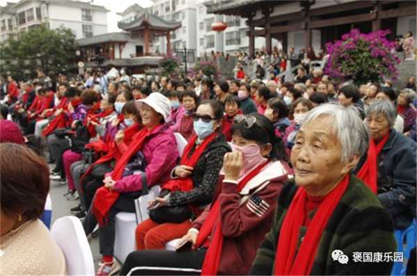 情浓重阳 老少同乐——褒国康乐园重阳演唱会”在褒国古镇举行