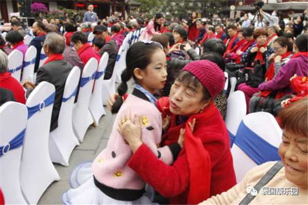 情浓重阳 老少同乐——褒国康乐园重阳演唱会”在褒国古镇举行