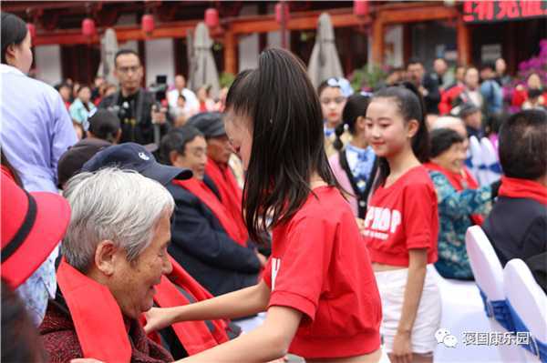 情浓重阳 老少同乐——褒国康乐园重阳演唱会”在褒国古镇举行