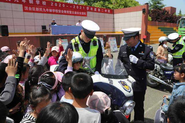 “大手拉小手”汉中交警走进汉台区新民九年制学校普及交通安全知识 