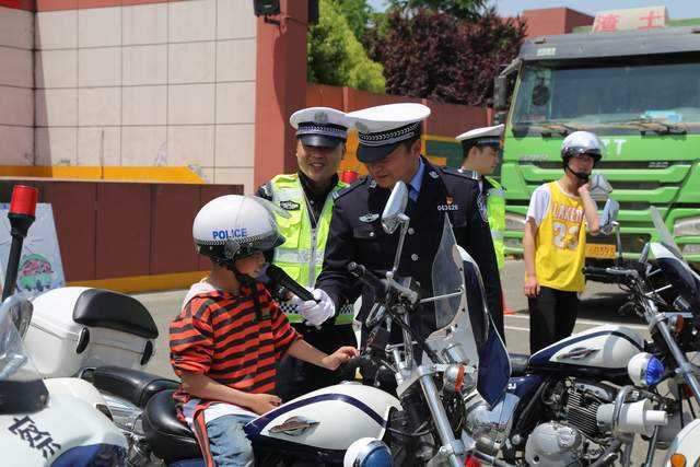 “大手拉小手”汉中交警走进汉台区新民九年制学校普及交通安全知识 