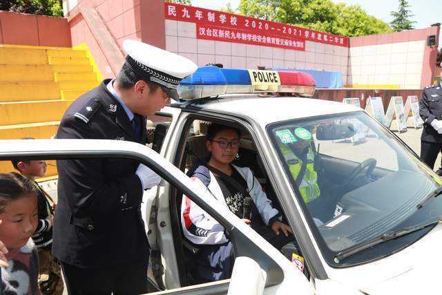 “大手拉小手”汉中交警走进汉台区新民九年制学校普及交通安全知识 