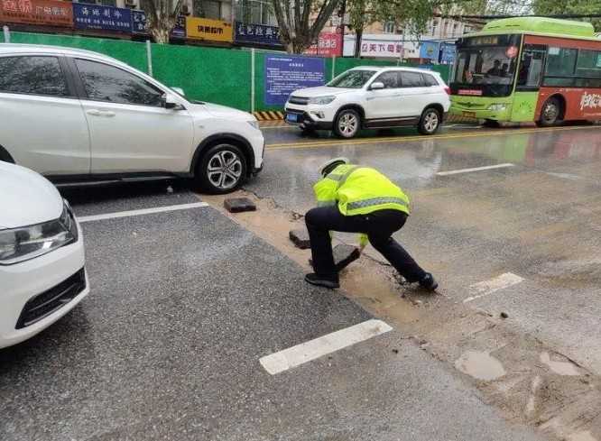 汉中交警化身“救援队”风雨中迅速“铺路”除隐患