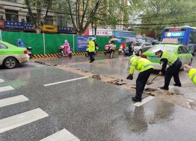 汉中交警化身“救援队”风雨中迅速“铺路”除隐患