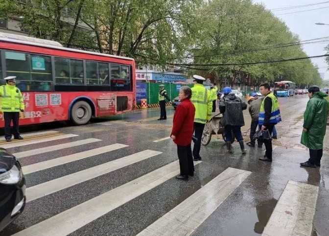 汉中交警化身“救援队”风雨中迅速“铺路”除隐患