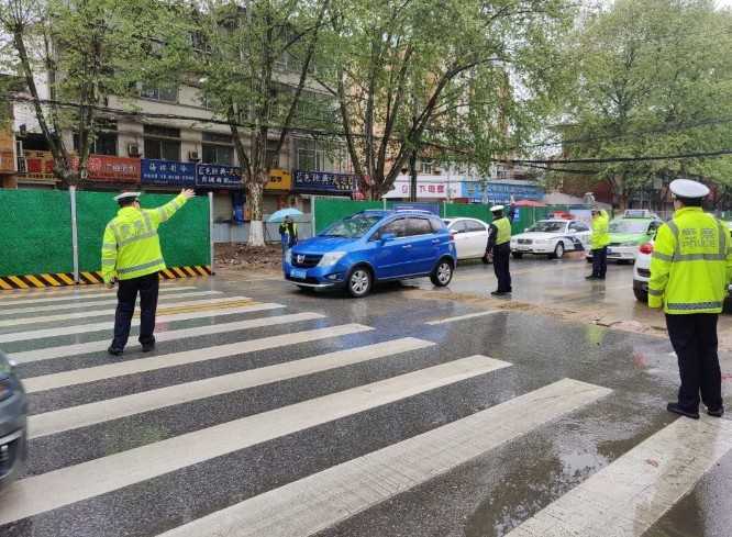 汉中交警化身“救援队”风雨中迅速“铺路”除隐患