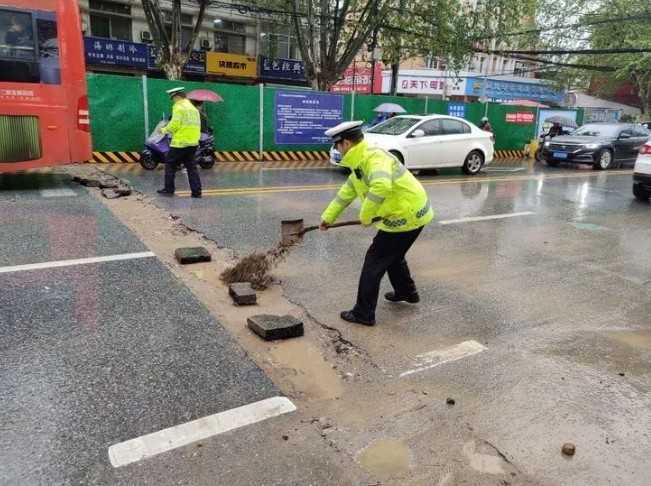 汉中交警化身“救援队”风雨中迅速“铺路”除隐患