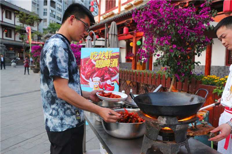 啤酒龙虾美食嗨翻天！2021褒国古镇第三届啤酒龙虾节盛大的启幕