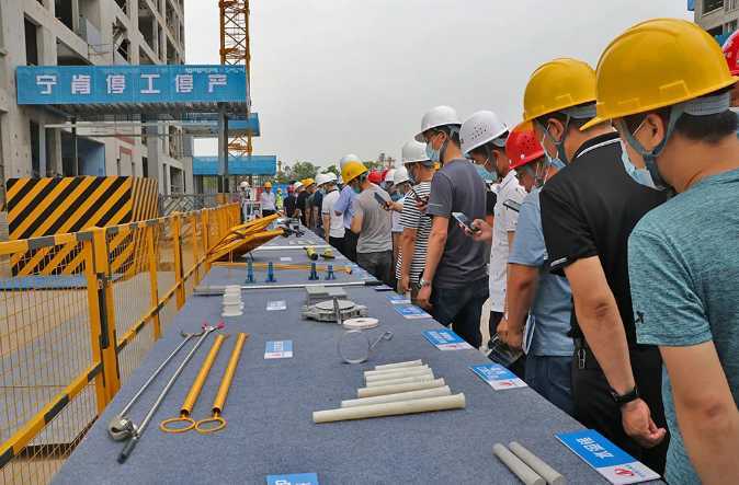 汉中市建设工程质量安全暨扬尘治理现场观摩会在金色外滩隆重举行