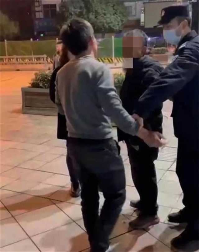 酒后滋事打倒两名女子还袭警，略阳一醉汉被拘留