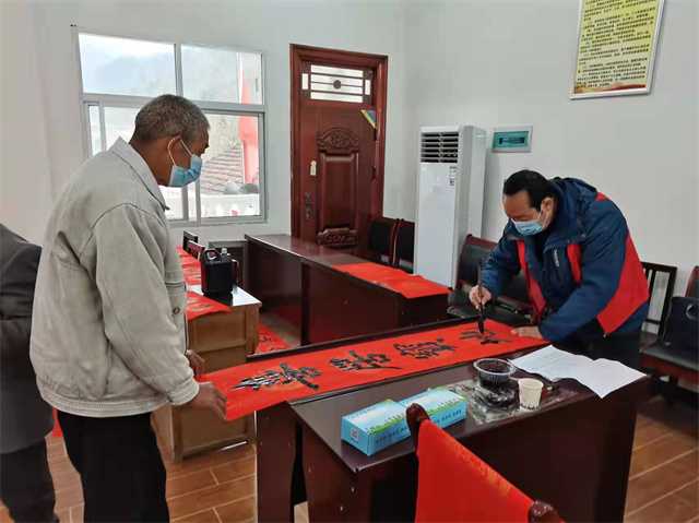 城固书法家义务为山区群众写春联送祝福