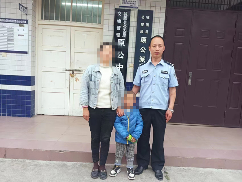 萌娃走丢有“警”无险 民警暖心助其回家