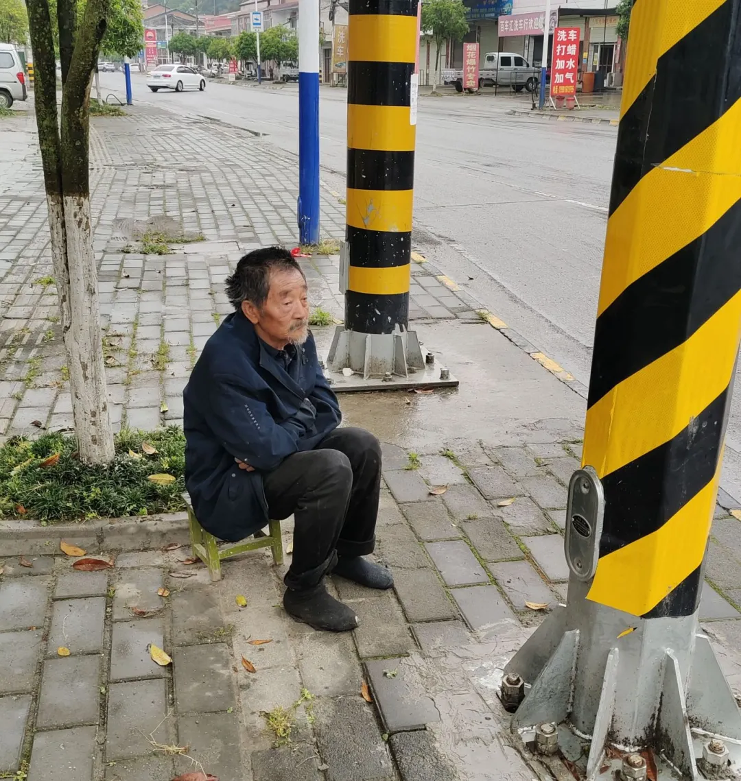 暖心︱八旬老人迷路，公路人帮助回家