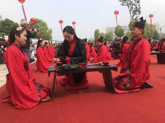 汉中市天汉长街举行"三生三世·情定汉中"汉式户外集体婚礼