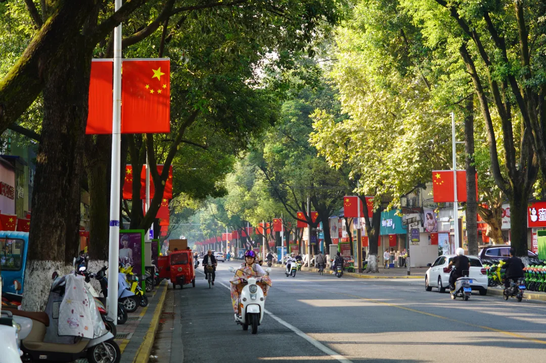 视觉汉台 | 国庆氛围感拉满！“中国红”扮靓汉台街头