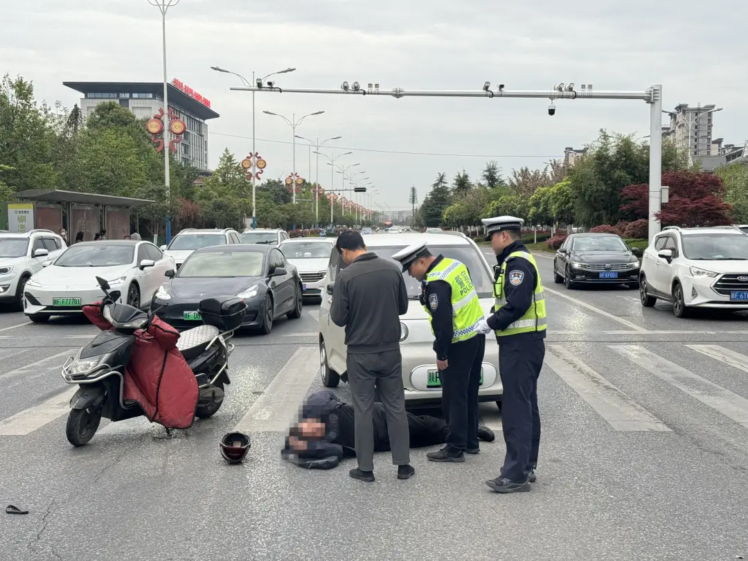 汉中警医齐携手，共同救助车祸人员